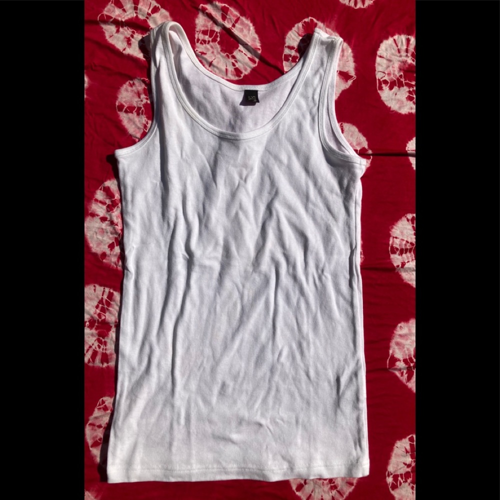 Women’s basic tee.